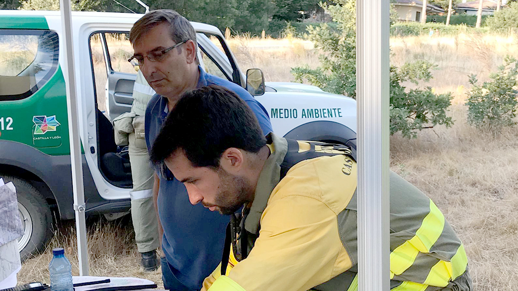 El viceconsejero de Medio Ambiente, José Luis Sanz Merino, en el Puesto de Mando instalado en La Granja. / el adelantado