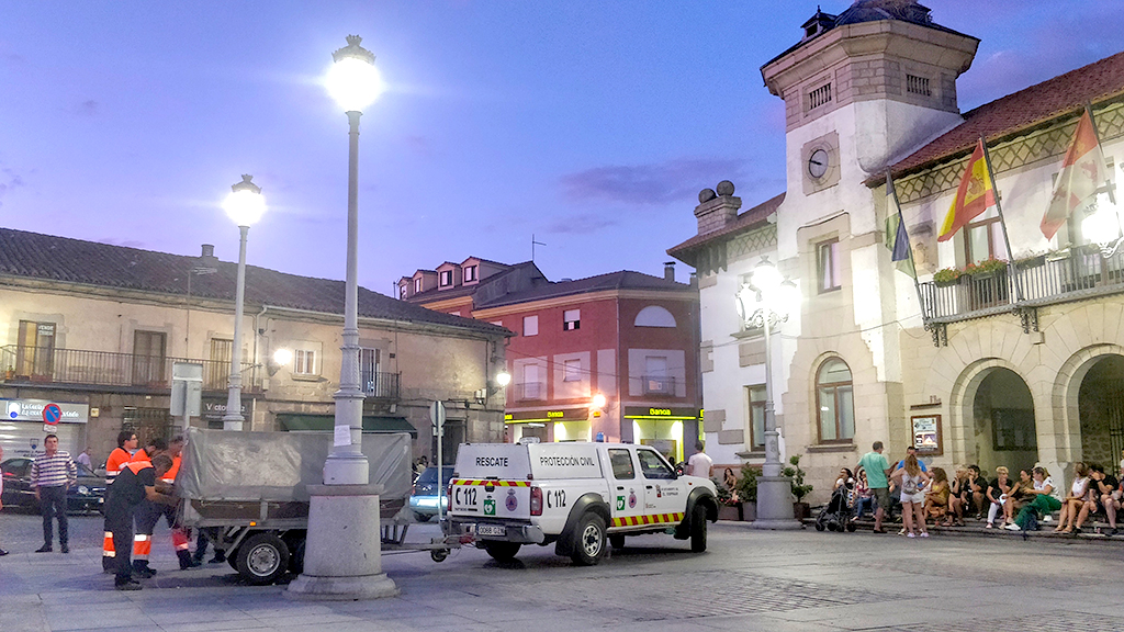 Un vehículo de Protección Civil carga un remolque con alimentos para los miembros del operativo en El Espinar. / El Adelantado