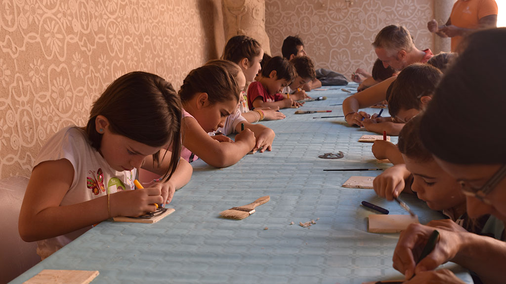Taller infantil de esgrafiado, en el patio de la Casa de Abraham Seneor. / Rocío Pardos