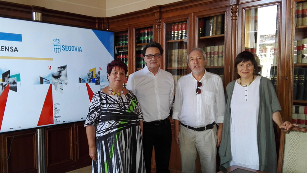 El diseñador Manuel Estrada posa junto a la alcaldesa, la concejala de Cultura y el director de la Muestra. / El Adelantado