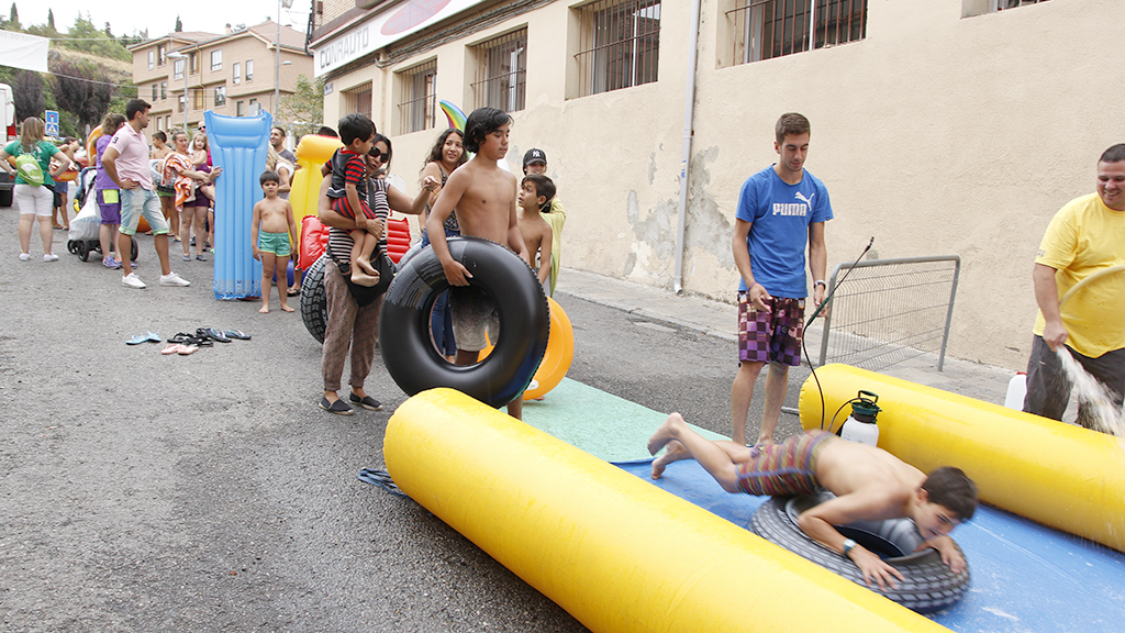 San Lorenzo se disfraza de parque acuático con un gran tobogán 1 EL tobogán acuático ocupó cien metros en la calle Santa Catalina. / Nerea Llorente