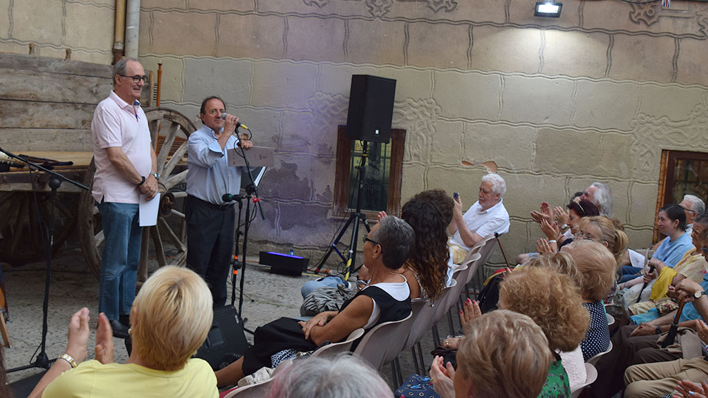 El folklorista Félix Contreras, que pregonó ayer el ciclo de Música de Folklore en los Corralillos que organiza la Asociación Plaza Mayor, junto al presidente de esta última, Francisco del Caño. / Rocío Pardos.