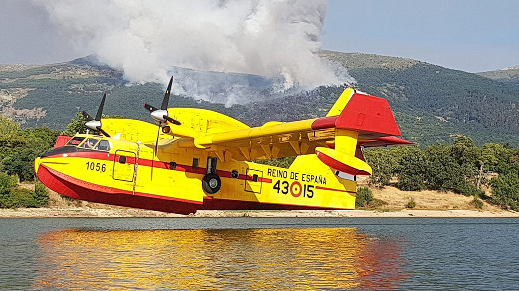 Un hidroavión se dispone a cargar agua en el operativo contra el incendio de La Granja. / El Adelantado