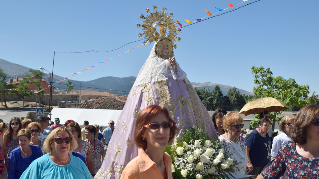 Multitud de vecinos de Revenga salieron a la calle para acompañar a la Virgen en la procesión del día festivo. / Rocío Pardos