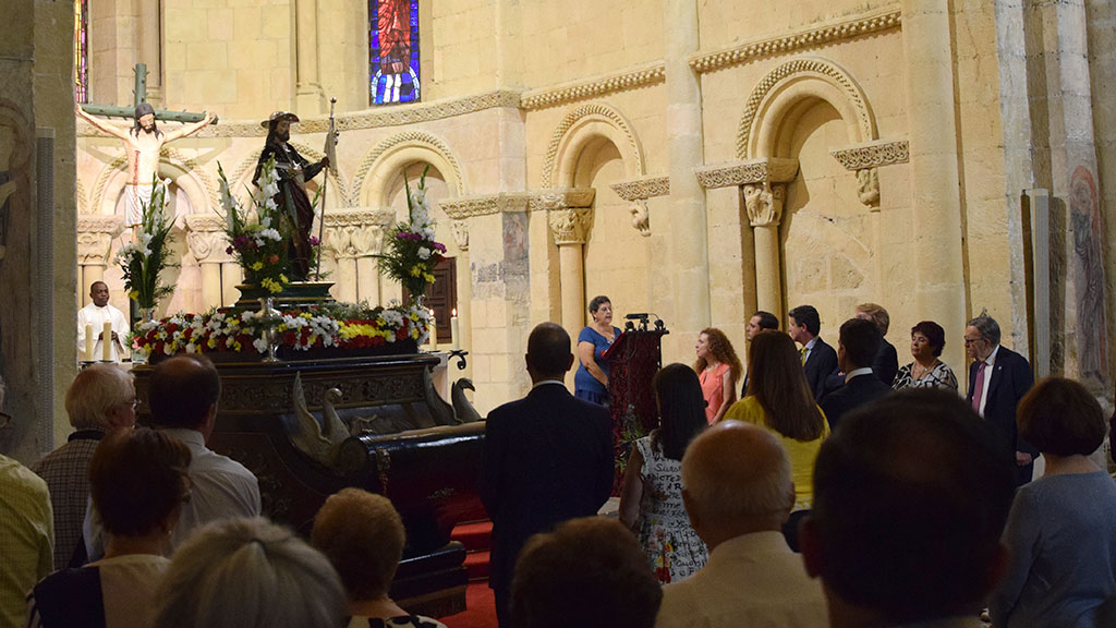 La alcaldesa y las autoridades asisten a la misa en honor a San Roque. / Rocío Pardos