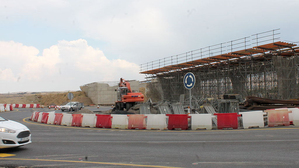 La rotonda y el puente sobre ella comienzan a tomar forma a medida que avanzan las obras. / M.G.
