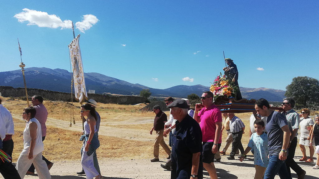 Los vecinos de Revenga acompañan a San Roque en su procesión. / Rocío Pardos