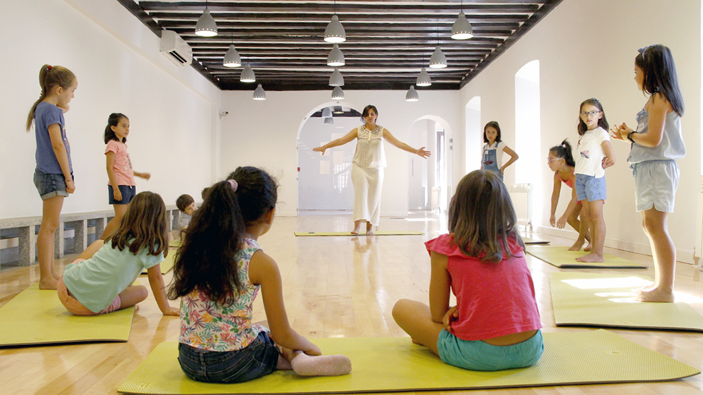La naturaleza, inspiradora de creatividad infantil 1 Clara Herranz, ayer en la Casa de la lectura con niñas y niños de 6 a 9 años. / Nerea Llorente