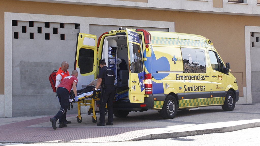 Una pelea en San Lorenzo se salda con un herido 1 Momento en el que se introduce la camilla con el hombre herido en la ambulancia, estacionada en la calle los Vargas. / Nerea Llorente