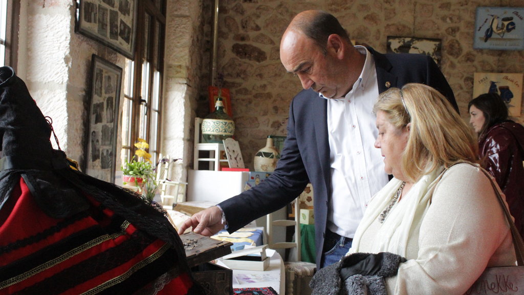 Abierto el plazo para las aulas de la Diputación y su programa de ocio 1 Miguel Ángel de Vicente, en una visita a uno de los talleres de manualidades. / E.A.