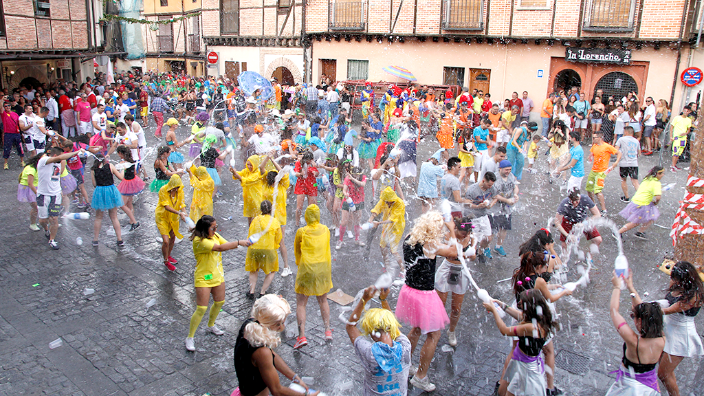 Los jóvenes asistentes al pregón dispararon las gaseosas nada más darse el inicio oficial a las fiestas del barrio. / Nerea Llorente