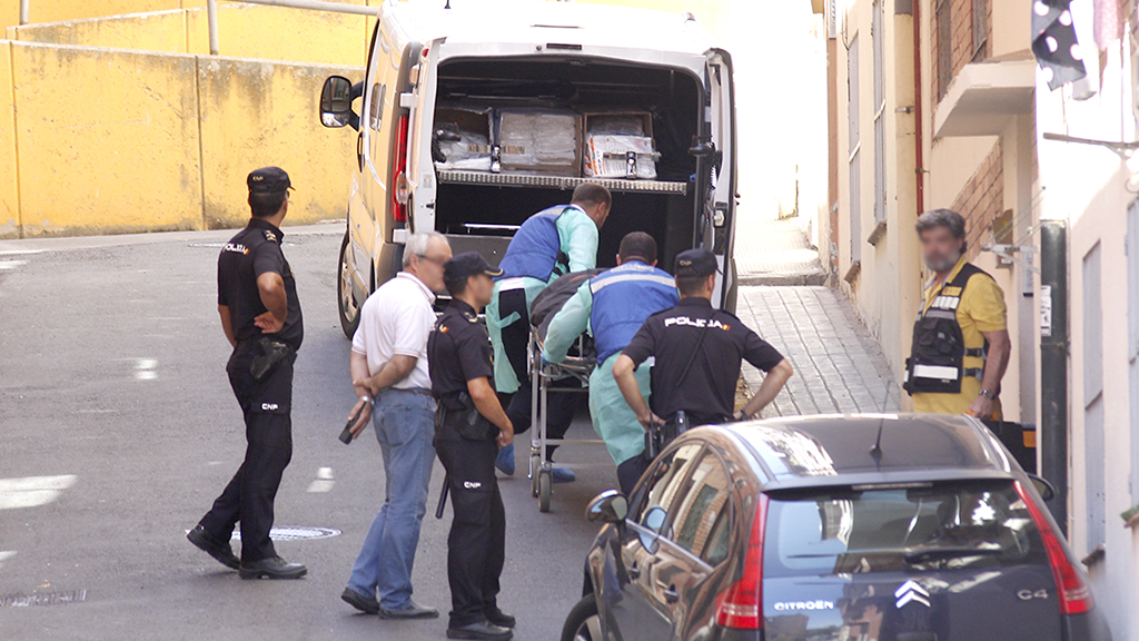 Los miembros del equipo forense realizaron el levantamiento del cadáver en presencia del juez. / Nerea Llorente