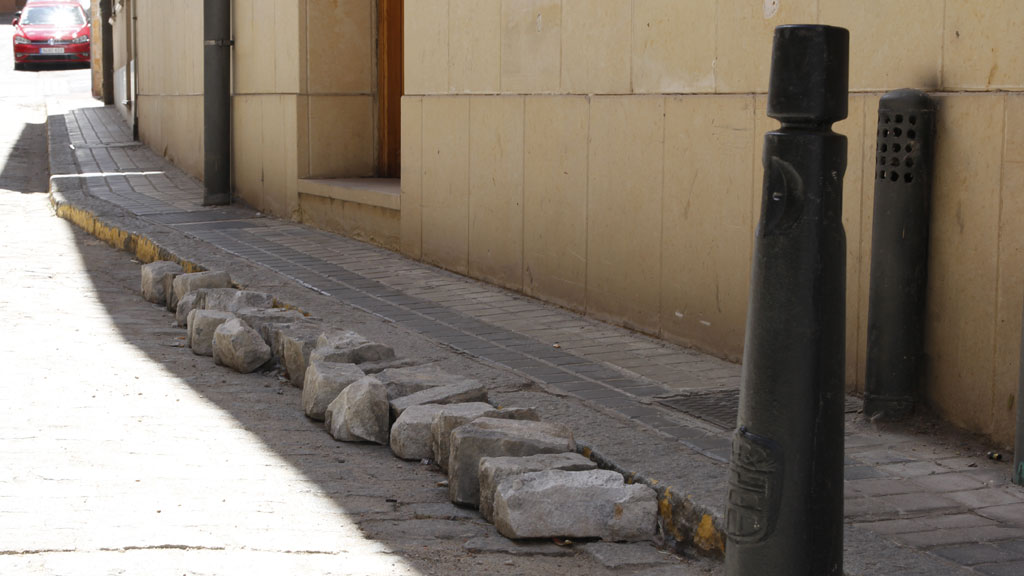 Fila de adoquines “olvidados” en la calle de la Plata desde hace un mes cuando se arregló una avería. / Nerea Llorente