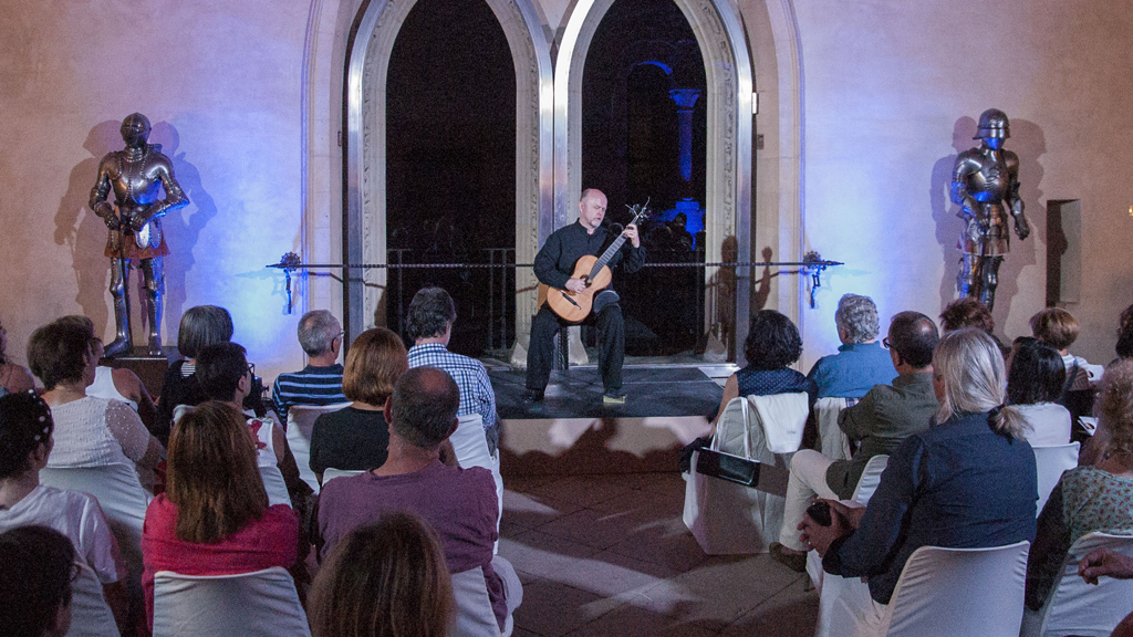 El guitarrista y compositor checo Pavel Steidl, el jueves en la Sala de la Galera del Alcázar de Segovia. / E. A.