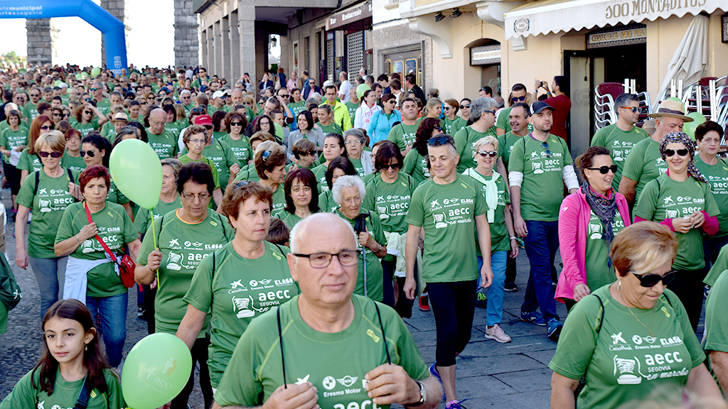 Más de 2.800 personas realizaron la V Marcha contra el cáncer./  ROCÍO PARDOS