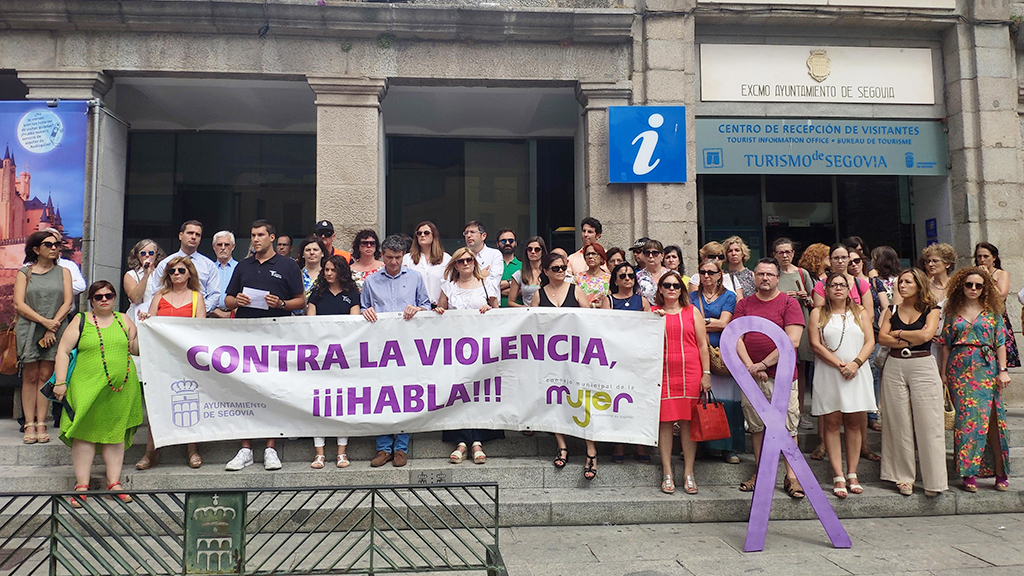 Concentración contra la violencia de género convocada por el Consejo de la Mujer de la capital segoviana. / E. A.