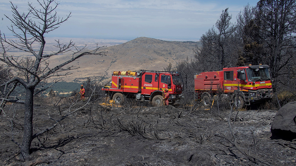 GRAF3585. REAL SITIO DE SAN ILDEFONSO (SEGOVIA), 07/08/2019.- Fotografía facilitada por la UME. Efectivos de la Unidad Militar de Emergencias en labores de extinción del incendio que se inició el pasado domingo en el Real Sitio de San Ildefonso (Segovia), que ya se encuentra estabilizado y junto al fuego ocurrido en Miraflores de la Sierra (Madrid) han quemado cerca de 900 hectáreas, de las cuales más de 200 se encuentran en el Parque Nacional de Guadarrama. EFE/ Luismi Ortiz FOTO CEDIDA SOLO USO EDITORIAL NO VENTAS NO ARCHIVO