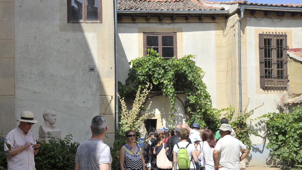 La Casa-Museo de Machado alberga la historia de su maleta perdida 1 Un grupo de visitantes hace cola en la Casa-Museo de Machado. / Kamarero