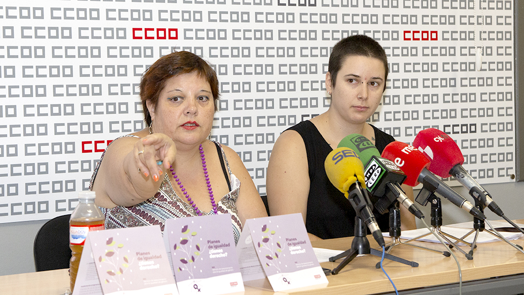Pilar García Santamaría, secretaria de Mujer en CCOO Segovia y Sofía Carrascal, agente de Igualdad. / Nerea Llorente