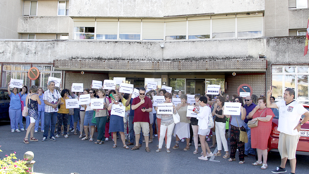 Protesta anterior a las puertas de la Residencia Asistida, situada junto a la carretera de Ávila. / NEREA LLORENTE
