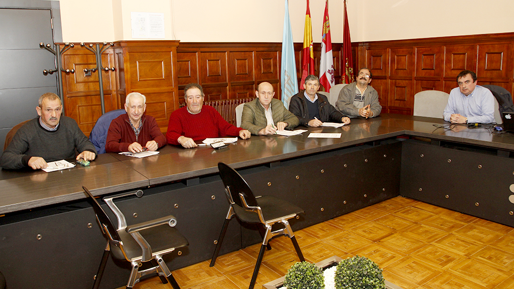 Imagen de archivo de una de las mesas de precios reunida para marcar los precios semanales agrícolas. / n. llorente