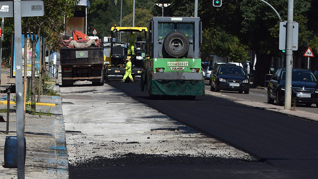 Trabajos de asfaltado en el paseo de Ezequiel González. / Rocío Pardos