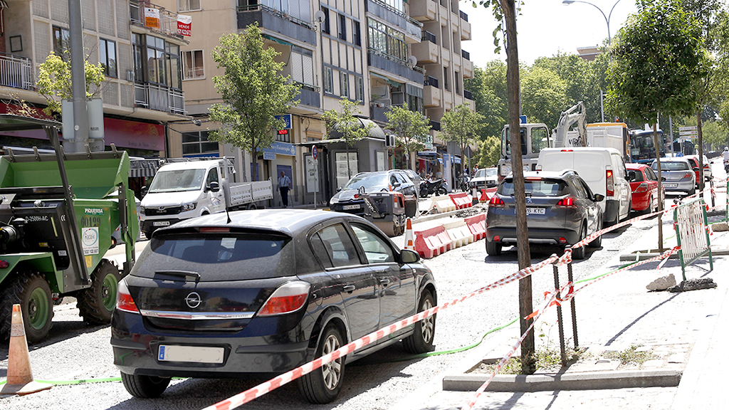 Los vehículos circulan junto a la maquinaria de obra en el paseo de Ezequiel González. / Nerea Llorente