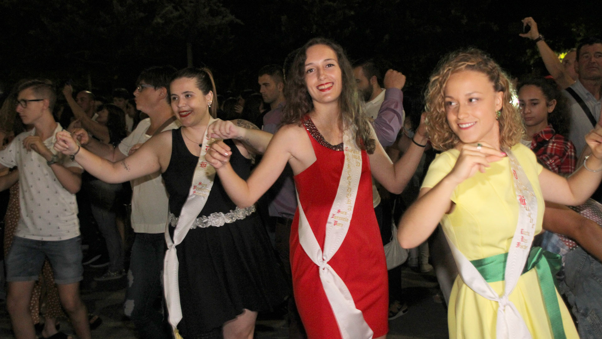 La Corregidora y las damas de honor de 2019 bailaron junto a la corporación municipal. / c. n.