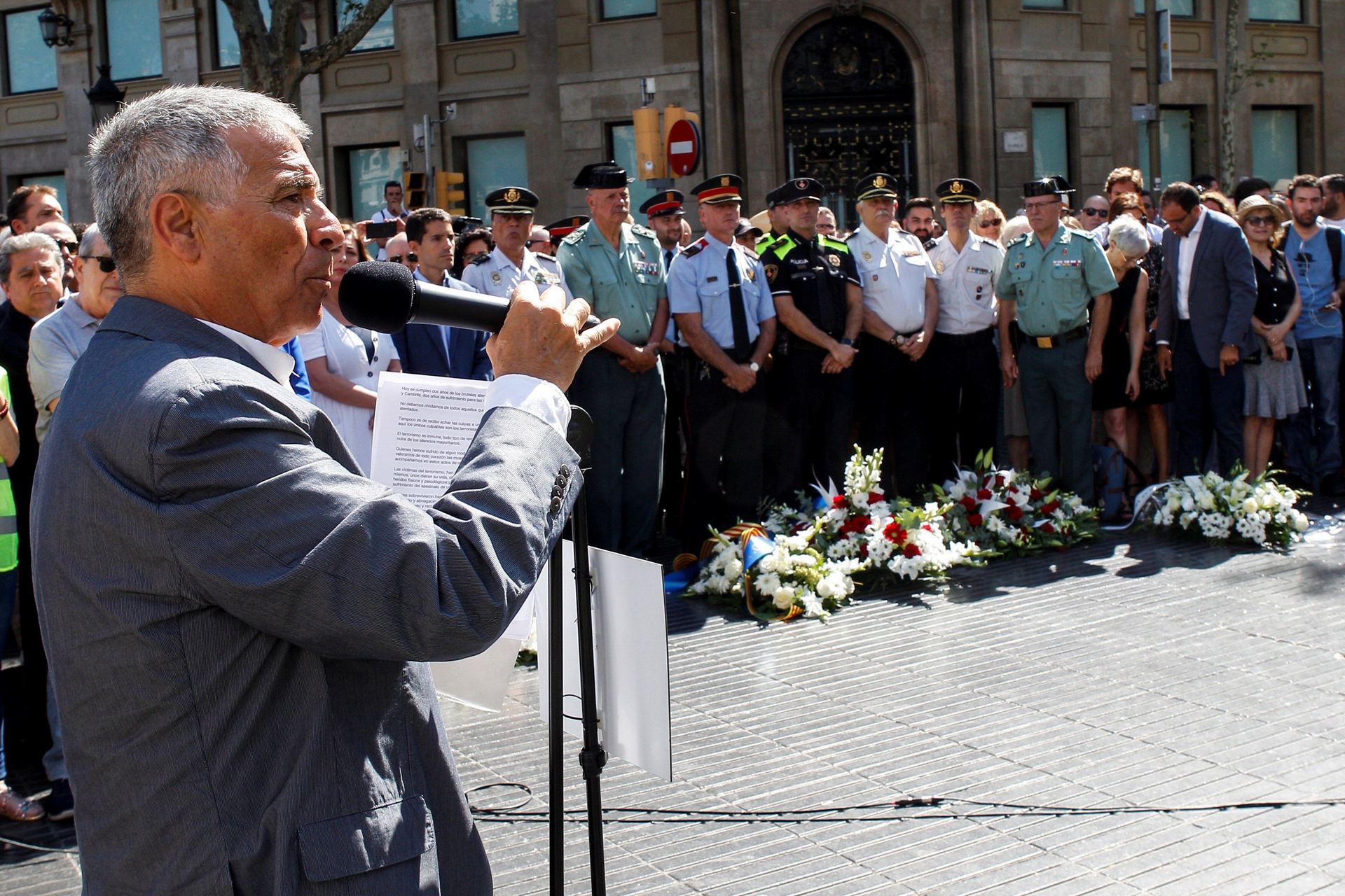 El presidente de la Acvot, José Vargas, lee el manifiesto previo a la ofrenda floral realizada en La Rambla. / EFE