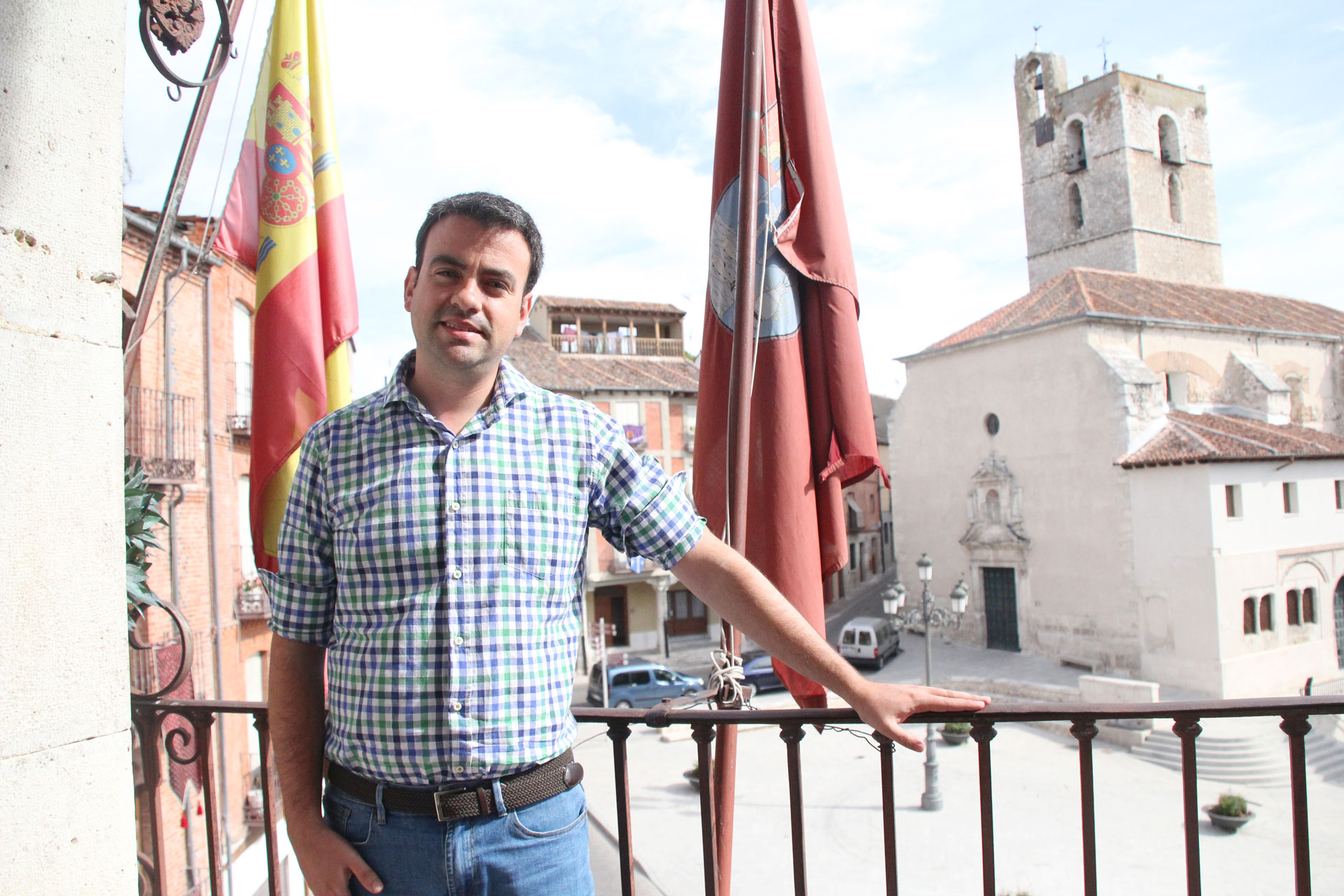 Carlos Fraile en el balcón de su despacho del Ayuntamiento. / c.n.
