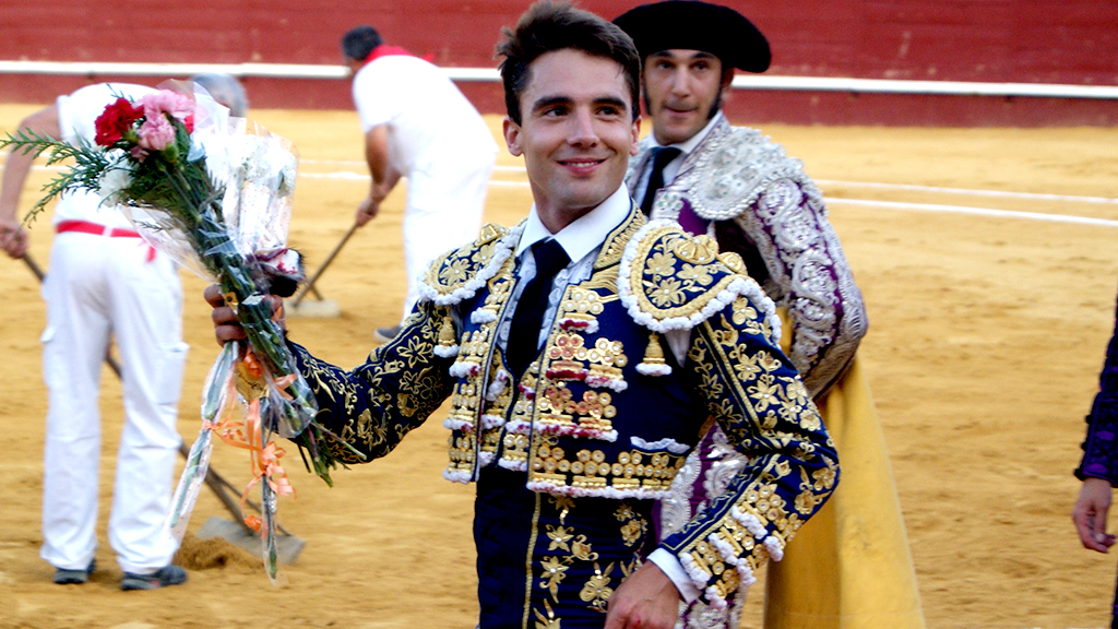 Pablo Atienza da una vuelta al ruedo tras cortar una oreja. / A.M.