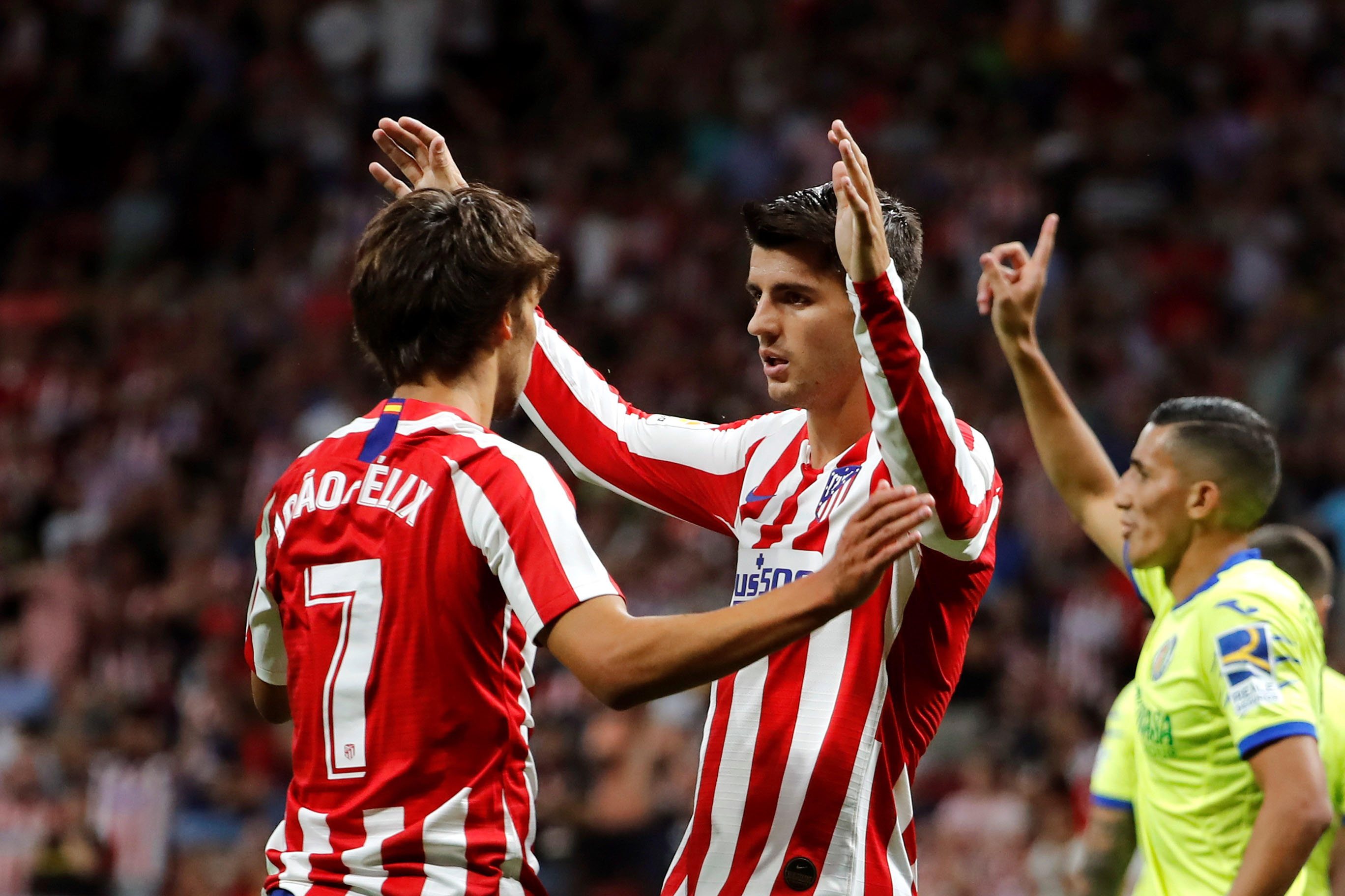Morata (dcha) celebra su gol con Joao Félix. / EFE