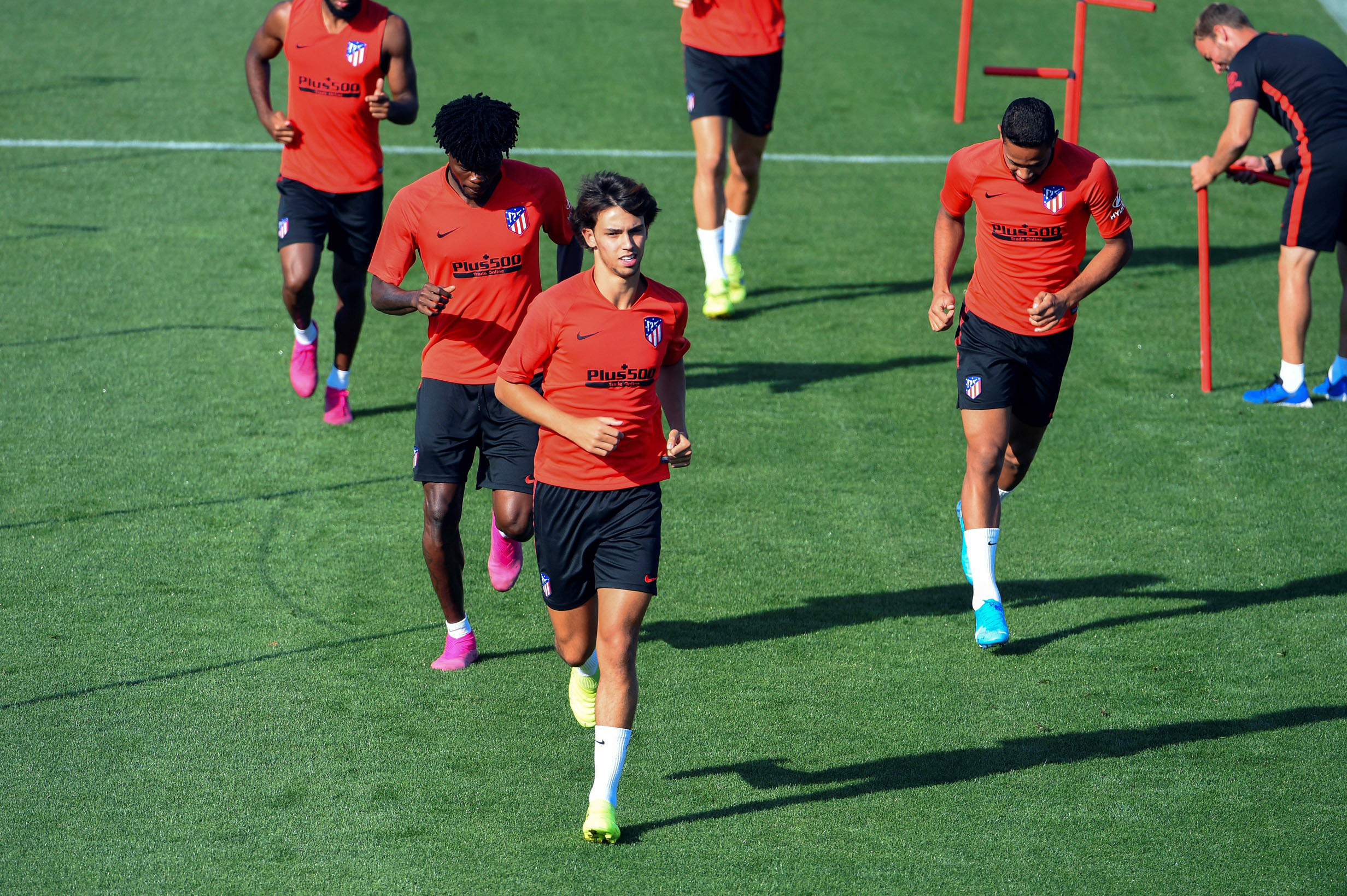 Joao Félix (delante) y Thomas. / EFE