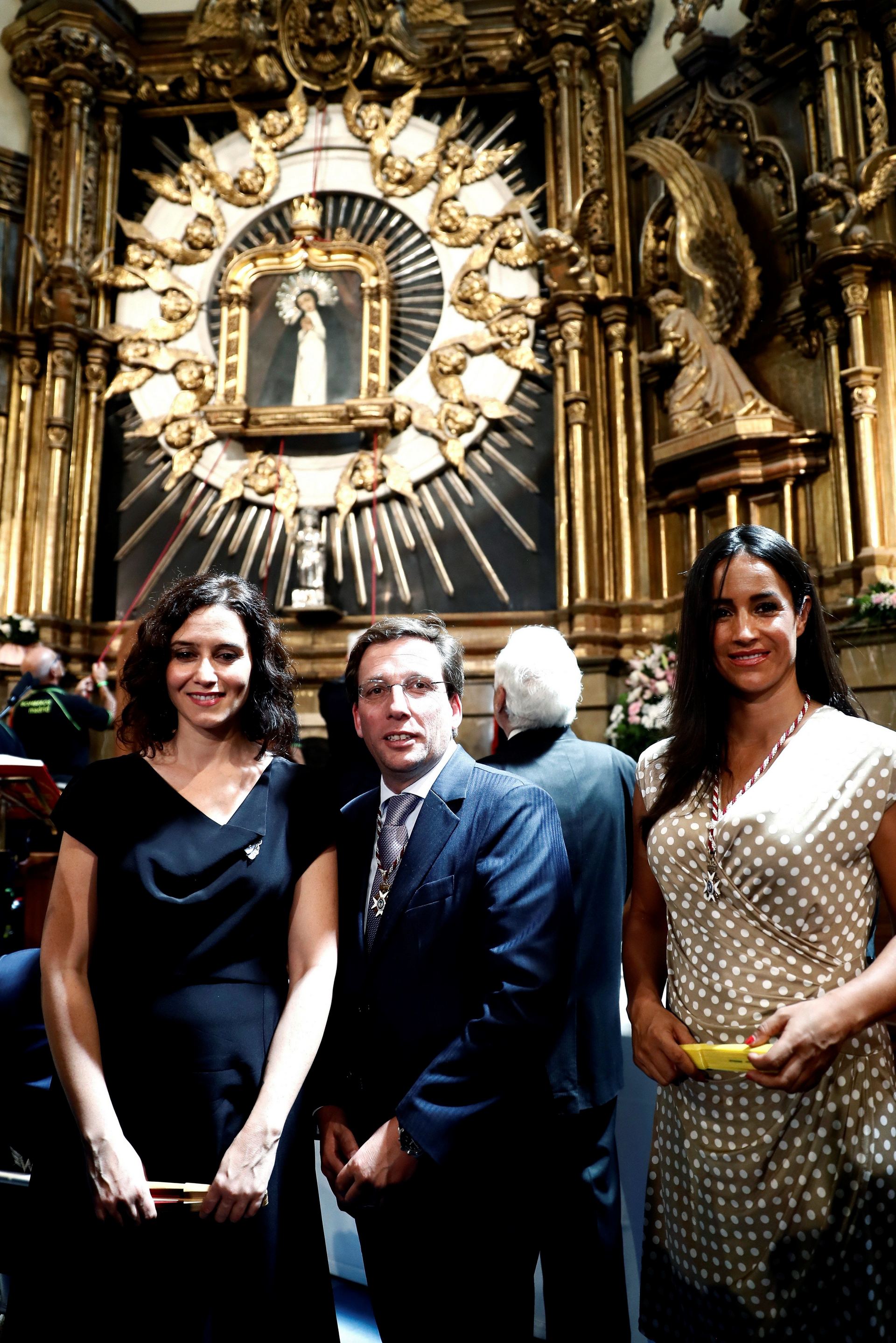 Díaz Ayuso (i) junto al alcalde José L. Martínez Almeida y Begoña Villacís. / EFE