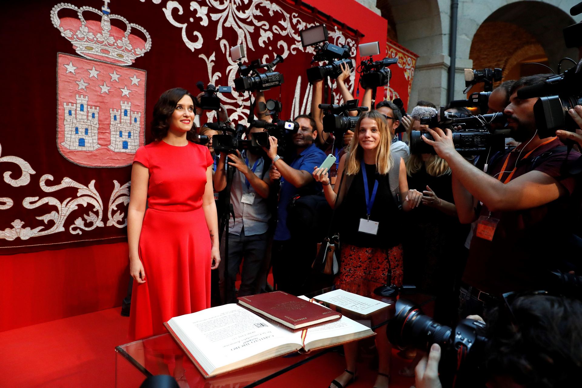 Isabel Díaz Ayuso toma posesión como jefa del Ejecutivo madrileño ante gran expectación de los medios. / EFE
