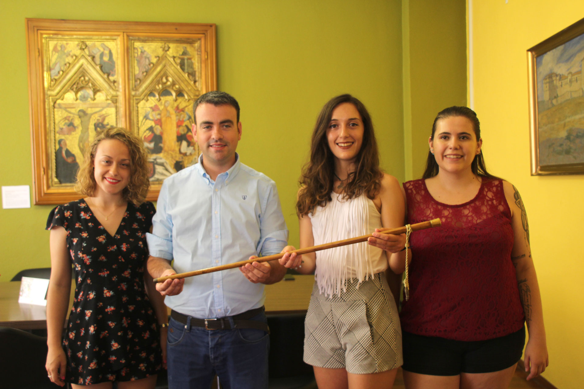 Entrega del bastón de mando de manos del alcalde, Carlos Fraile./ c. n