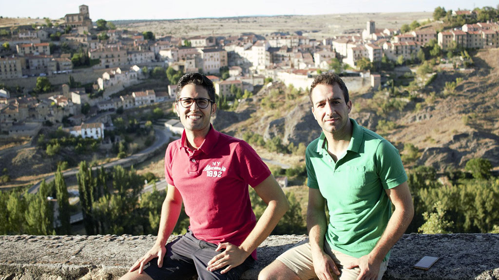 Los pilotos del Pirañas 4x4 Team, Jaime Díez y Arturo da Silva, con Sepúlveda de fondo. / PIRAÑAS 4X4 TEAM