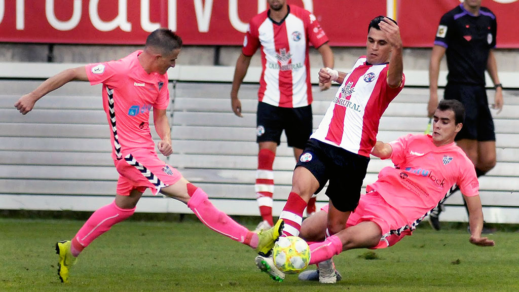 Imagen del partido disputado ayer entre el Zamora y la Gimnástica Segoviana en el campo Ruta de la Plata. / Juan Martín.