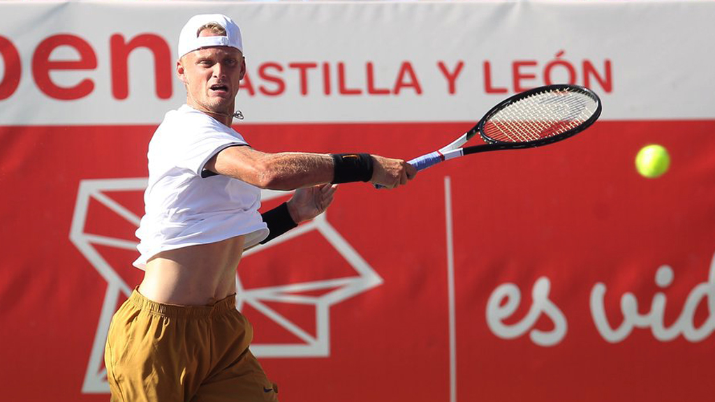 El español Nicola Kuhn se dispone a golpear a la bola, en un encuentro del Open. / OPEN ‘VILLA DE EL ESPINAR’