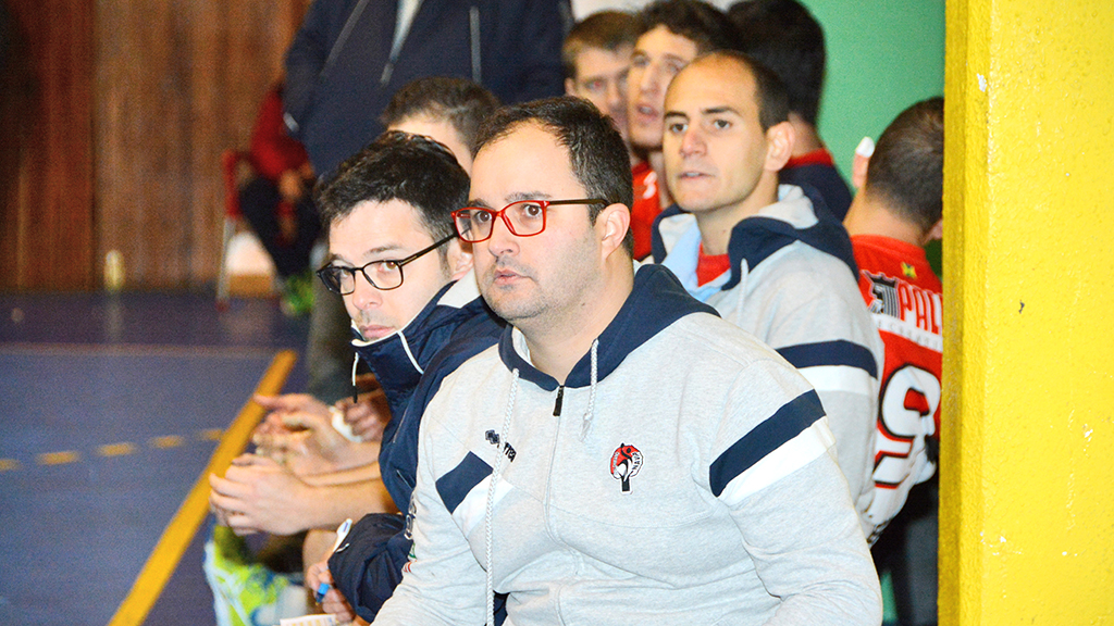 Daniel Gordo en el banquillo durante un partido del Viveros Herol Nava / EL ADELANTADO