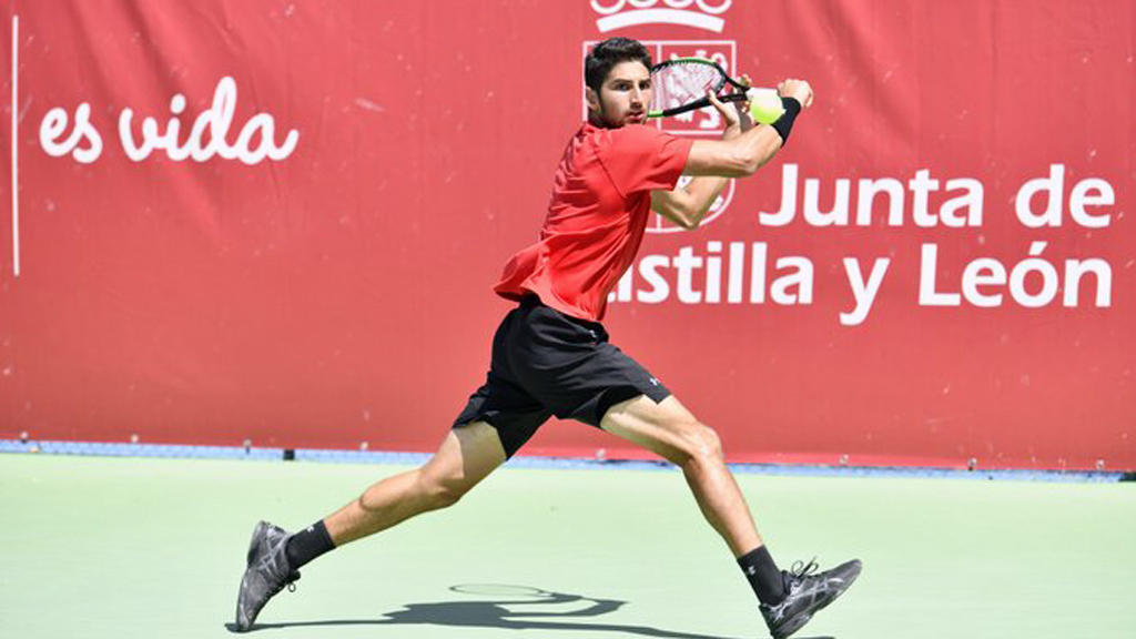 El turco Altug Celikbilek se perfila para golpear una bola, durante el enfrentamiento con el español Carlos Gómez. / OPEN ‘VILLA DE EL ESPINAR’