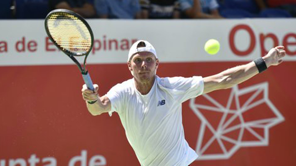 El sueco Markus Eriksson, en pleno partido de cuartos de final del Open de Castilla y León ‘Villa de El Espinar’. / OPEN ‘VILLA DE EL ESPINAR’