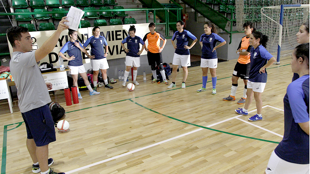Antonio González da indicaciones a sus jugadores en el primer día de trabajo. / NEREA LLORENTE