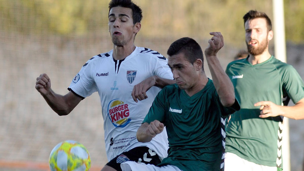 Un gol de Gómez y otro de Abad dan la victoria a la Segoviana en Turégano 1 Gómez y un jugador del Turégano disputan un balón. / JUAN MARTÍN