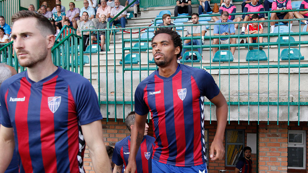 Rui sale al campo de La Albuera en un partido de pretemporada. / NEREA LLORENTE