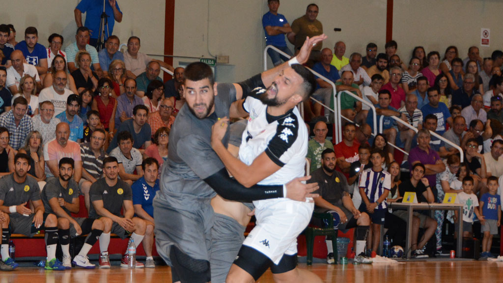 Agustín Casado intenta superar a un rival del Aranda. / A. MARUGÁN