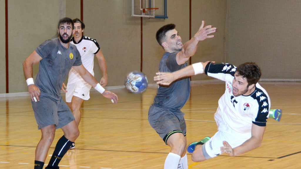 Rodrigo Pérez intenta un lanzamiento durante un partido. / A. MARUGÁN
