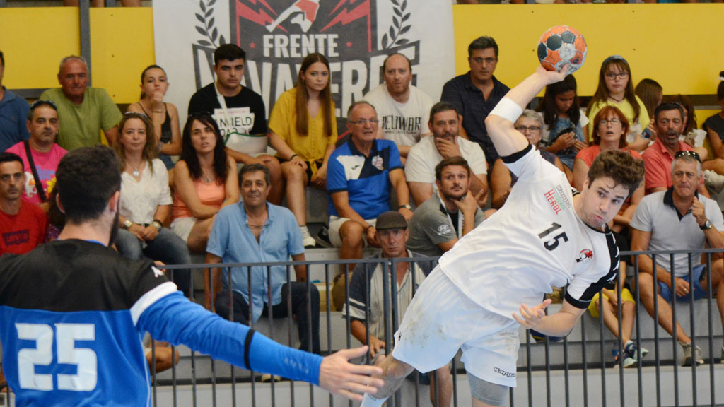 El jugador del Viveros Herol Nava Rodrigo Pérez intenta superar al guardameta del Villa de Aranda. / A.MARUGÁN