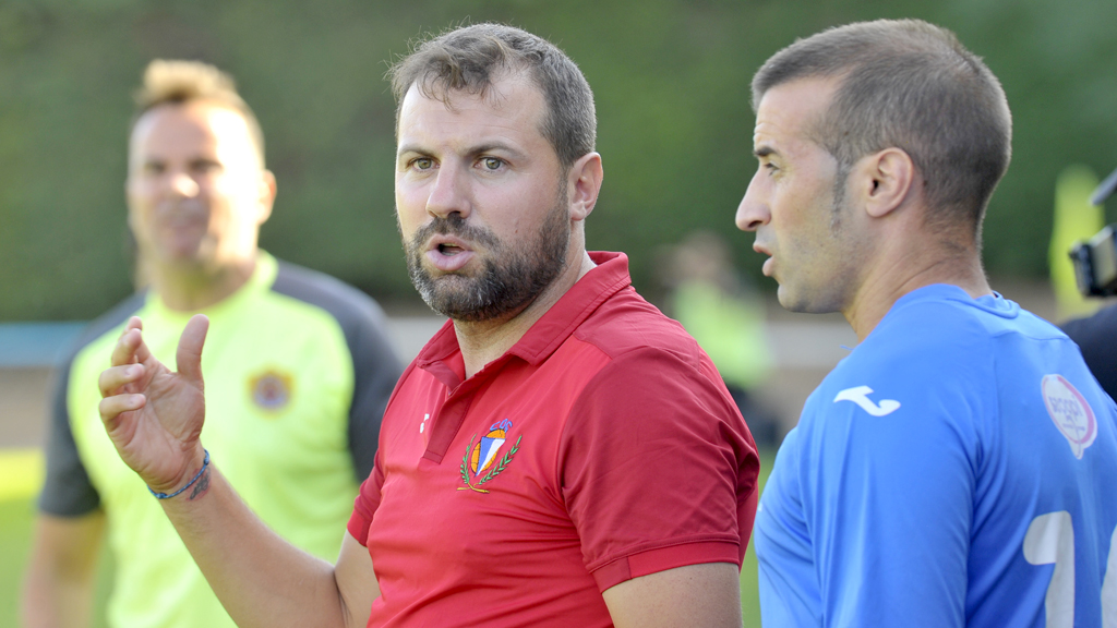 El entrenador del CD La Granja, Carlos Fonseca, dando instrucciones en uno de los partidos amistosos. / KAMARERO