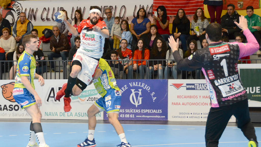 Agustín Casado se dispone a disparar ante el BM Zamora. / A. MARUGÁN